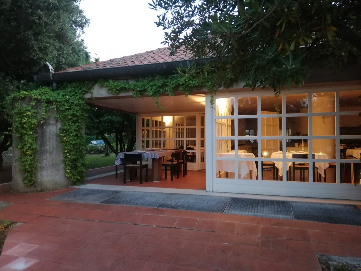 Esterno della Locanda dell'Angelo, edificio di Vico Magistretti