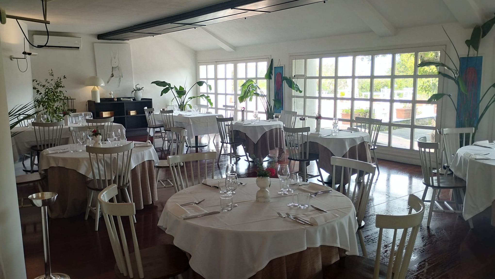 Sala elegante della Locanda dell'Angelo ad Ameglia
